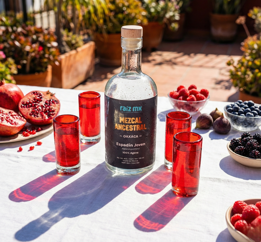 Ritual de Luz: Mezcal Ancestral y 4 Caballitos de Vidrio Soplado - Edición Rojo Carmín - Envío Incluido