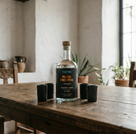 Ritual de Barro Artesanal: Mezcal Ancestral y 4 Caballitos Redondos Decorados a Mano - Envío Incluido