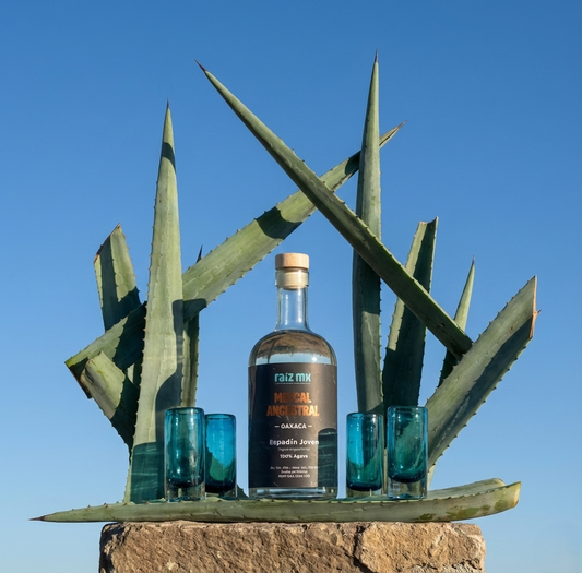 Ritual de Luz: Mezcal Ancestral y 4 Caballitos de Vidrio Soplado - Edición Azul Agave - Envío Incluido