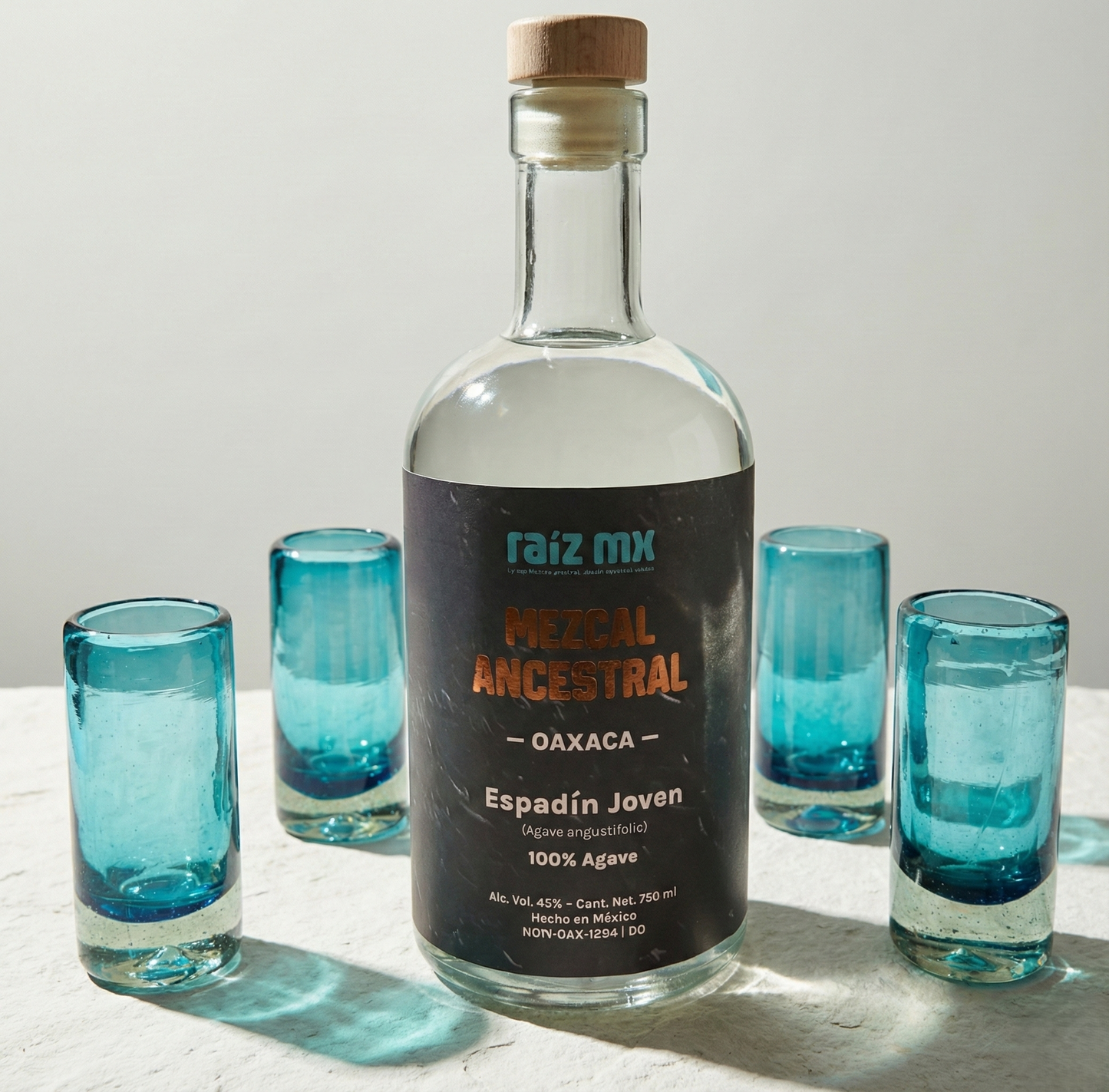 Ritual de Luz: Mezcal Ancestral y 4 Caballitos de Vidrio Soplado - Edición Azul Agave - Envío Incluido