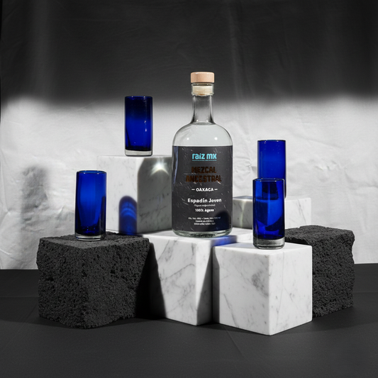 Ritual de Luz: Mezcal Ancestral y 4 Caballitos de Vidrio Soplado - Edición Azul Cobalto - Envío Incluido