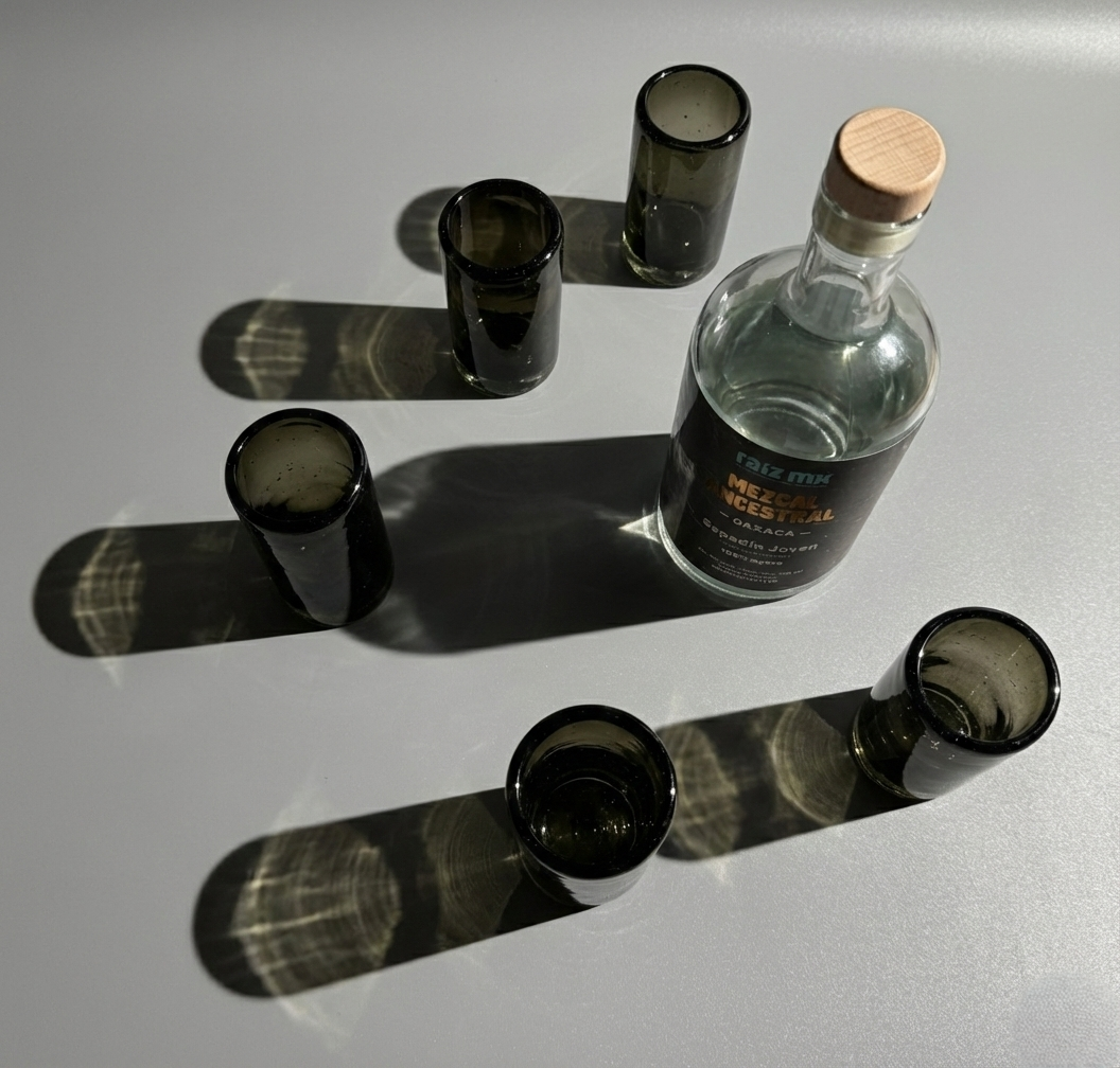Ritual de Luz: Mezcal Ancestral y 4 Caballitos de Vidrio Soplado - Edición Humo Volcánico - Envío Incluido