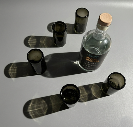 Ritual de Luz: Mezcal Ancestral y 4 Caballitos de Vidrio Soplado - Edición Humo Volcánico - Envío Incluido