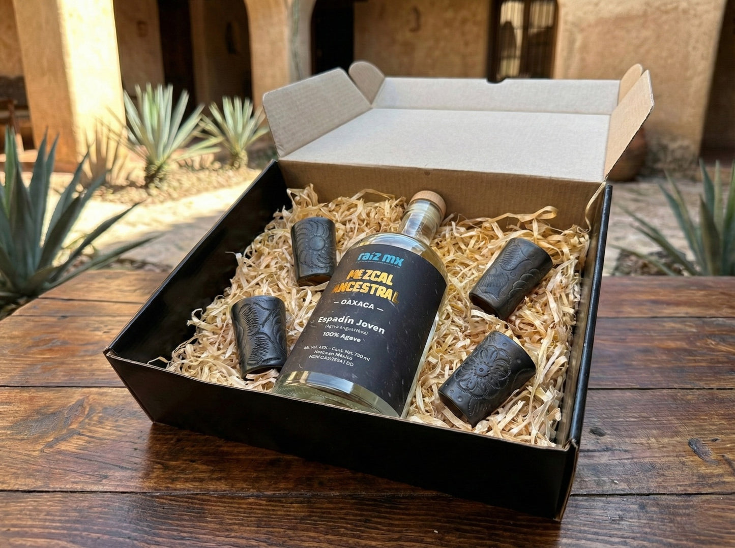 Ritual de Barro Artesanal: Mezcal Ancestral y 4 Caballitos Cuadrados Decorados a Mano - Envío Incluido