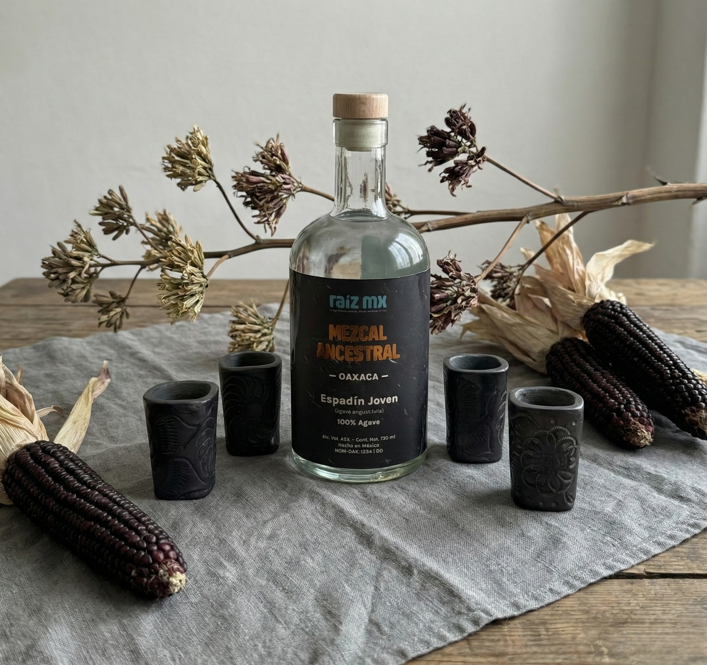 Ritual de Barro Artesanal: Mezcal Ancestral y 4 Caballitos Cuadrados Decorados a Mano - Envío Incluido