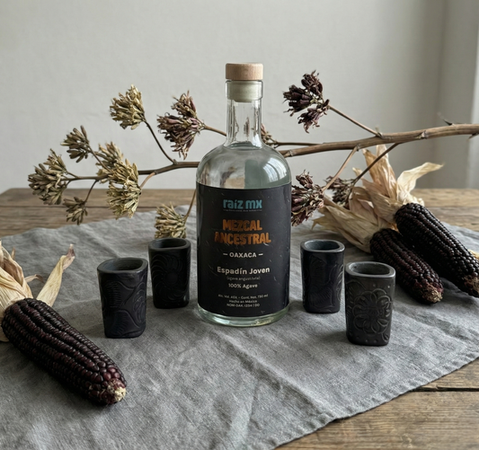 Ritual de Barro Artesanal: Mezcal Ancestral y 4 Caballitos Cuadrados Decorados a Mano - Envío Incluido