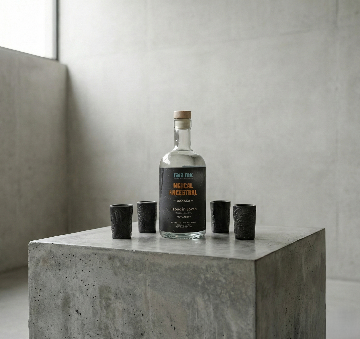 Ritual de Barro Artesanal: Mezcal Ancestral y 4 Caballitos Cuadrados Decorados a Mano - Envío Incluido