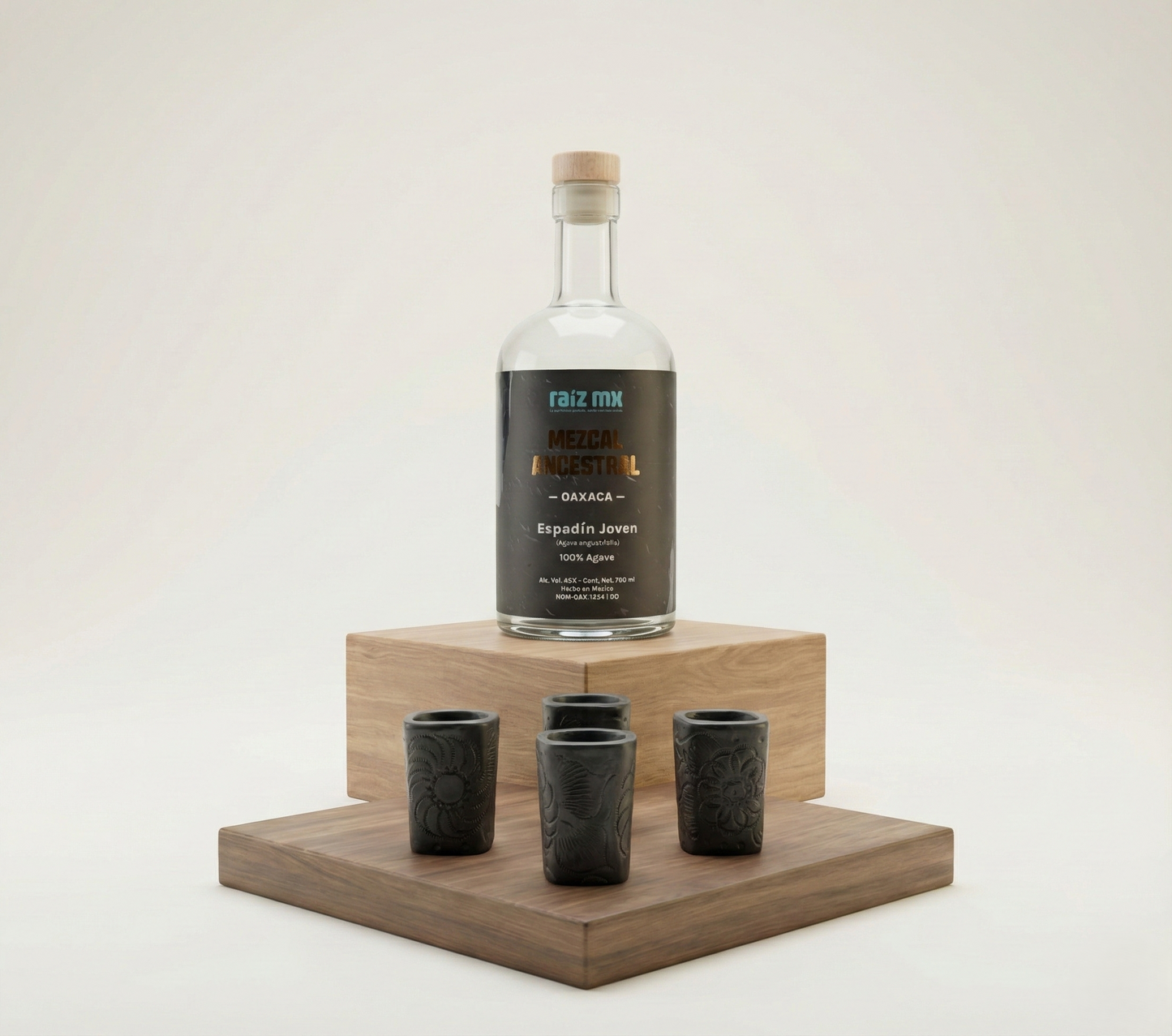 Ritual de Barro Artesanal: Mezcal Ancestral y 4 Caballitos Cuadrados Decorados a Mano - Envío Incluido