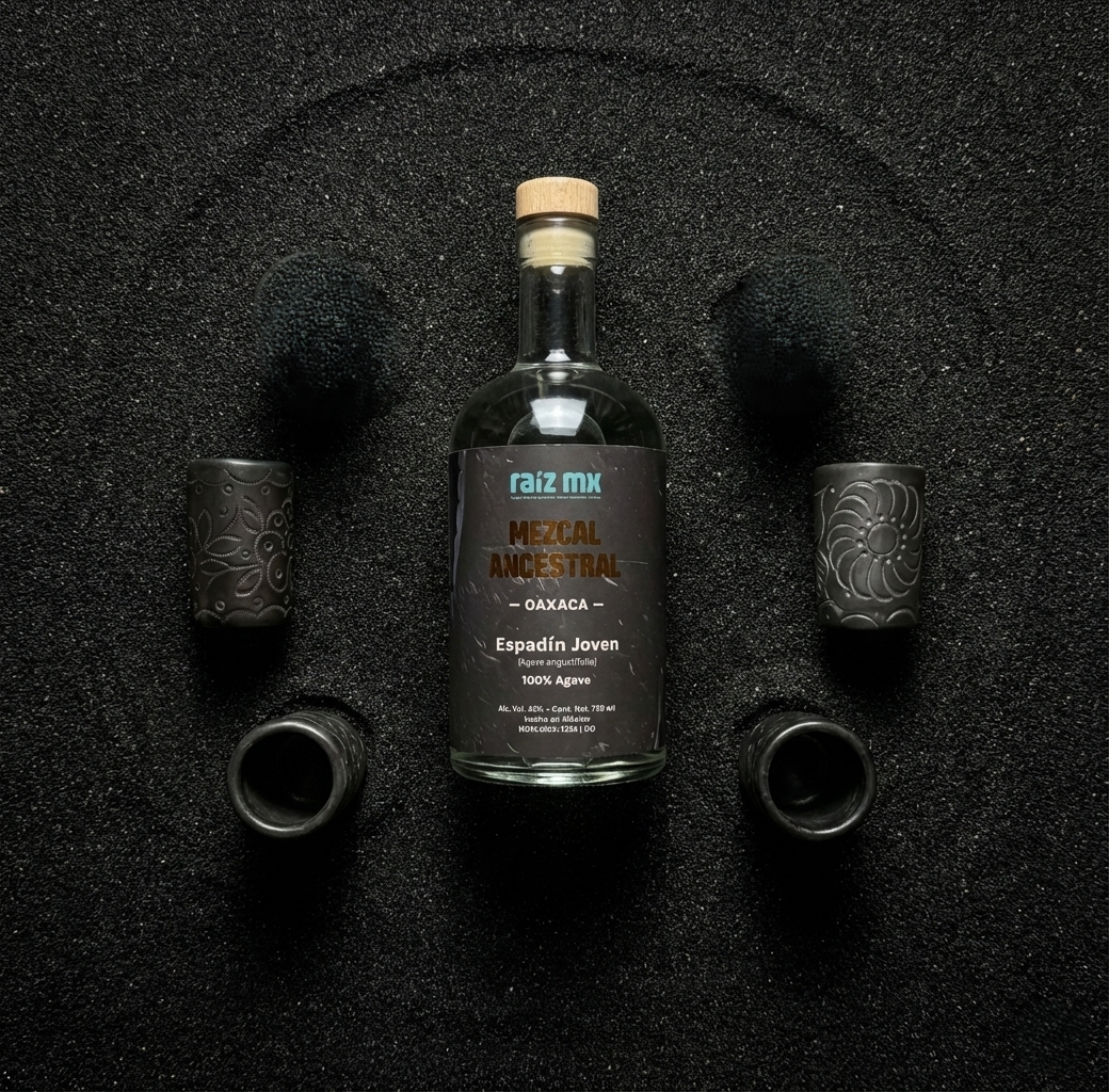 Ritual de Barro Artesanal: Mezcal Ancestral y 4 Caballitos Redondos Decorados a Mano - Envío Incluido