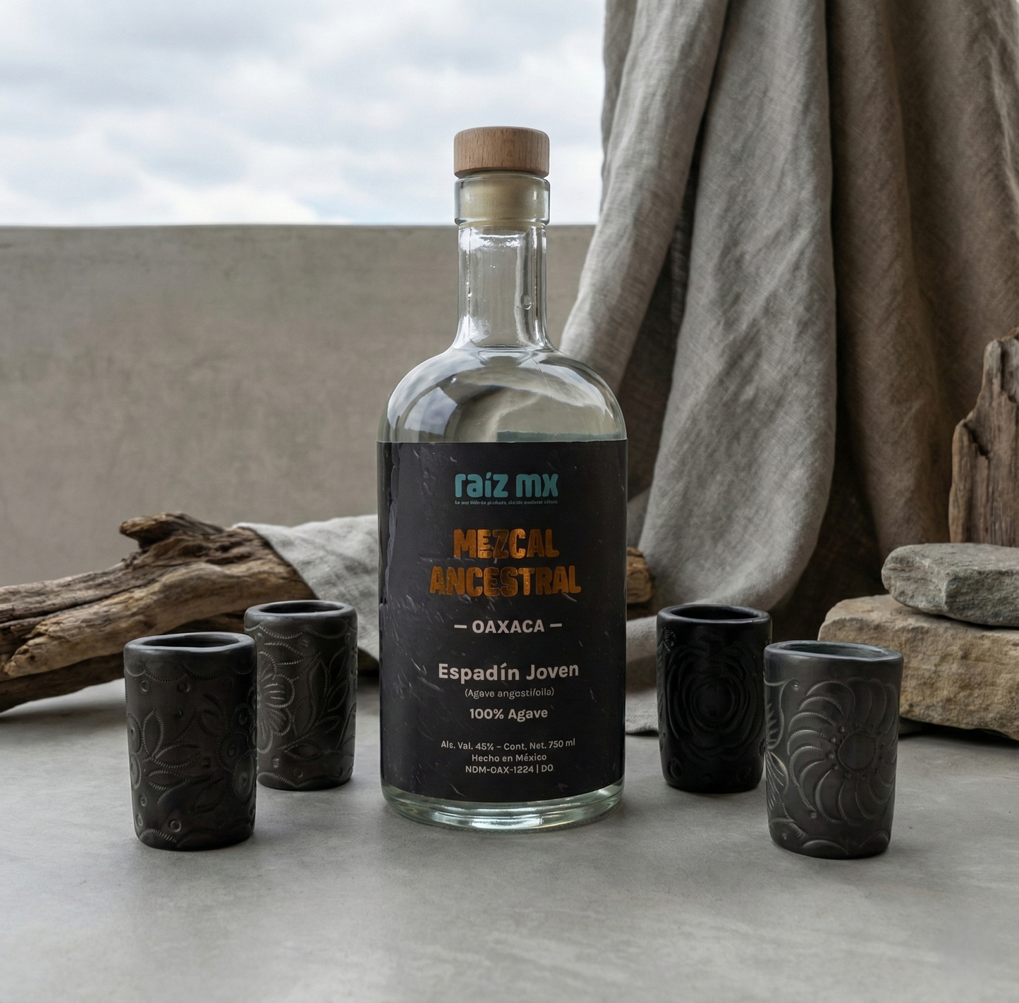 Ritual de Barro Artesanal: Mezcal Ancestral y 4 Caballitos Redondos Decorados a Mano - Envío Incluido