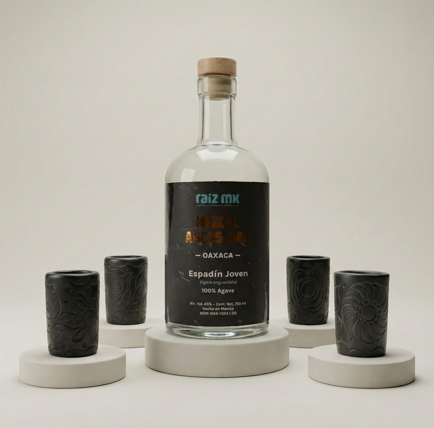 Ritual de Barro Artesanal: Mezcal Ancestral y 4 Caballitos Redondos Decorados a Mano - Envío Incluido