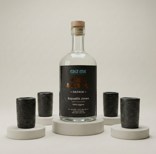 Ritual de Barro Artesanal: Mezcal Ancestral y 4 Caballitos Redondos Decorados a Mano - Envío Incluido